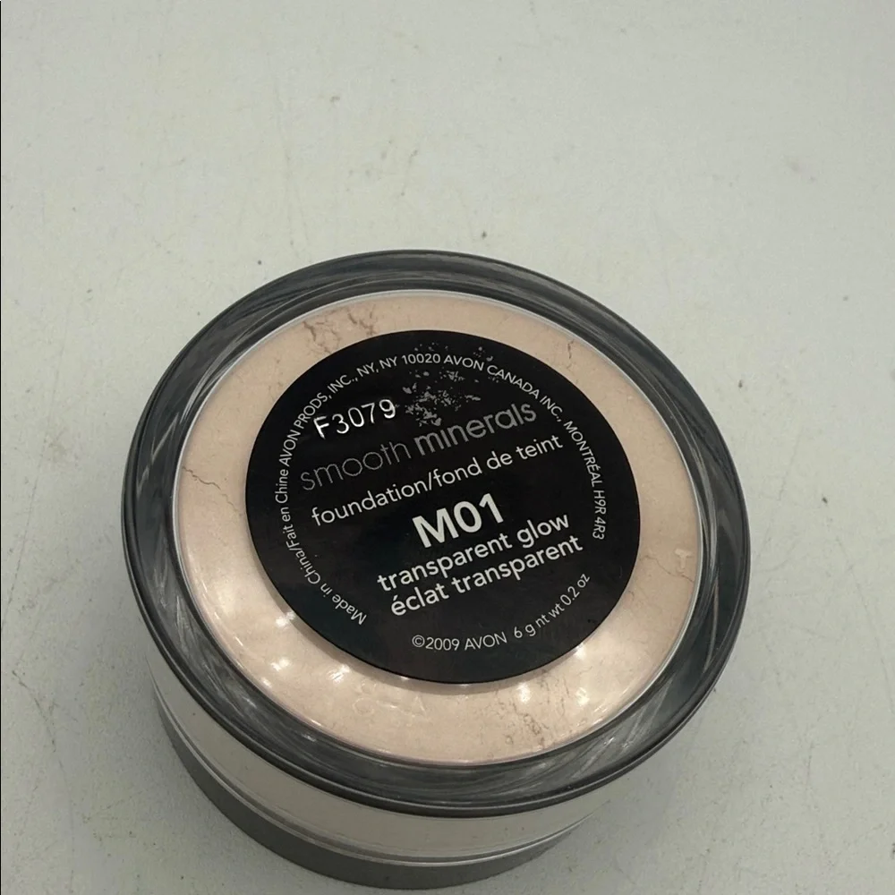 Avon discontinued Smooth Minerals Loose Foundation transparent glow M01 sealed